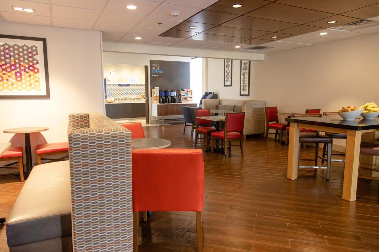 Holiday Inn Express Marshfield - Springfield Area By Ihg Bagian luar foto