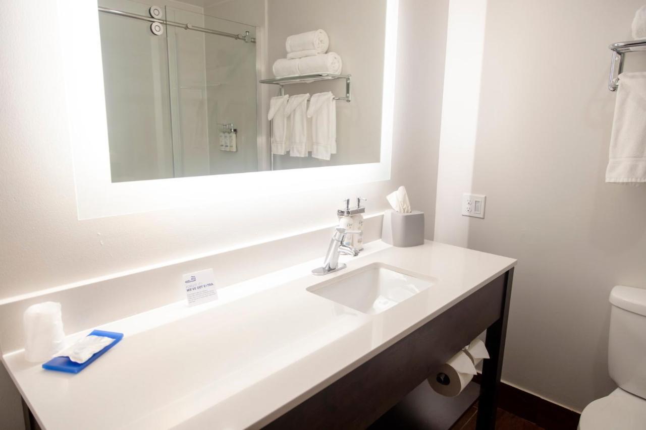 Holiday Inn Express Marshfield - Springfield Area By Ihg Bagian luar foto