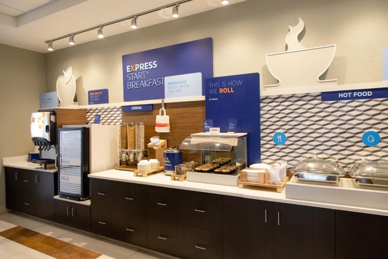 Holiday Inn Express Marshfield - Springfield Area By Ihg Bagian luar foto
