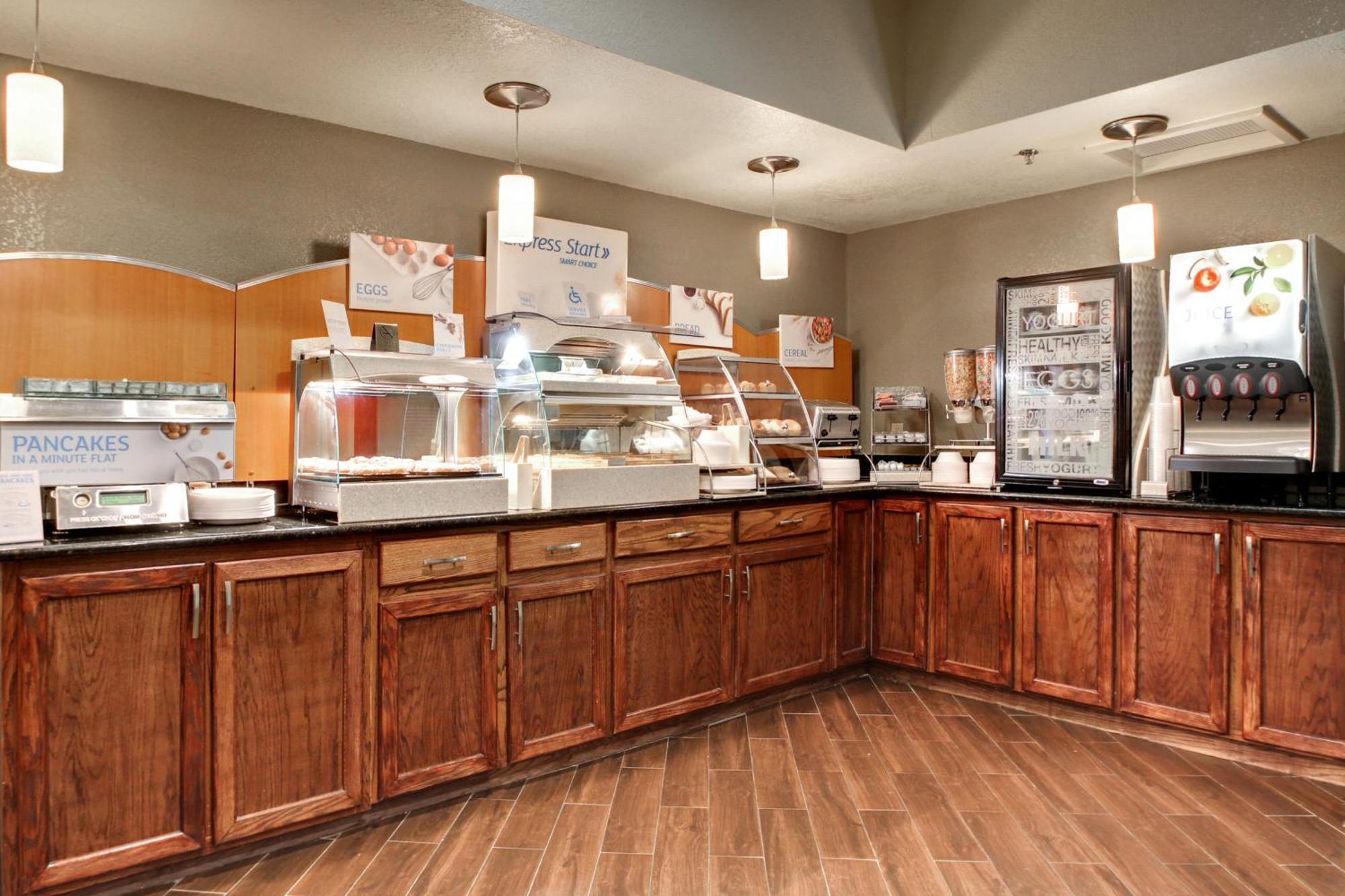Holiday Inn Express Marshfield - Springfield Area By Ihg Bagian luar foto